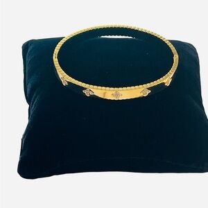 Elegant Gold Bracelet with Floral Accents